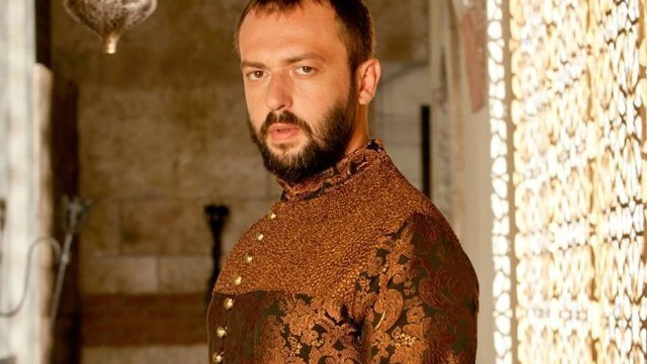 Okan Yalabık portrays Pargalı Ibrahim, the vizier of Sultan Suleiman, one of the important figures in history.